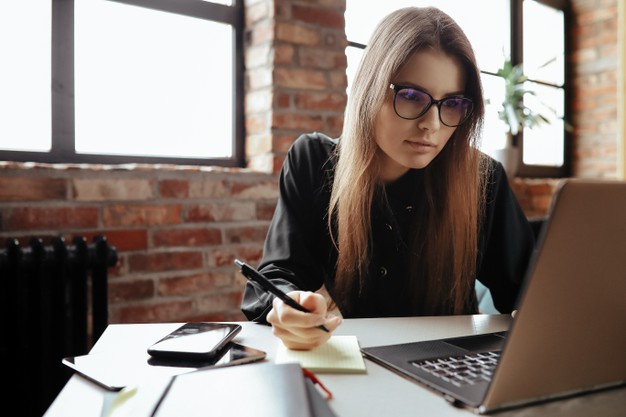 hermosa-mujer-joven-oficina-casa-trabajando-casa-concepto-teletrabajo_144627-46806