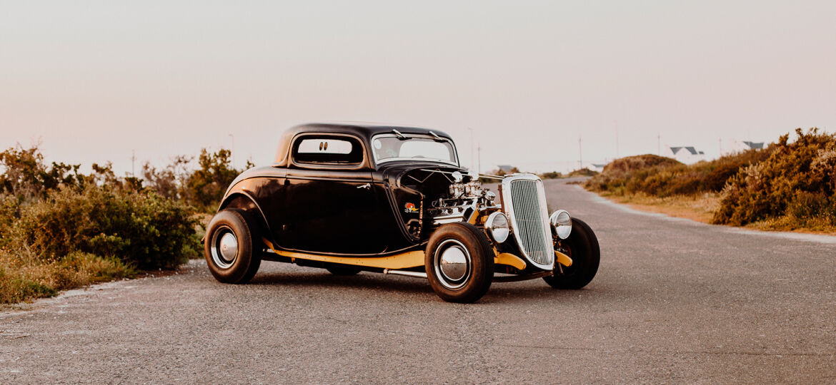 old-vintage-car-parked-in-the-middle-of-the-freeway-road