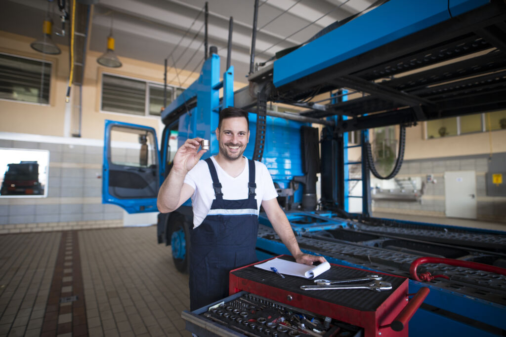 En la logística de transporte de carga, el mantenimiento preventivo de los vehículos es un pilar fundamental para garantizar la continuidad operativa, la seguridad y la rentabilidad. No se trata solo de cumplir con revisiones periódicas, sino de implementar un sistema planificado que anticipe fallas y maximice la vida útil de cada unidad.